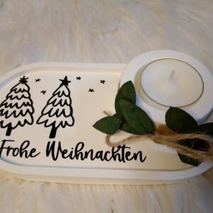 Handgefertigter Teelichthalter aus Gips mit ‚Frohe Weihnachten‘-Schriftzug, Tannenbaum-Motiven und dekorativem Eukalyptus – ideal für die Weihnachtszeit.