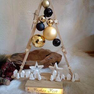 Weihnachtlicher Holzbaum mit goldenen Kugeln, LED-Beleuchtung, Gipsdeko aus Häusern und Tannenbäumen, Schriftzug ‚Frohes Fest‘, handgefertigt.